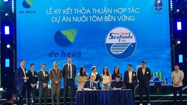 Lễ ký kết thỏa thuận hợp tác dự án nuôi tôm bền vững giữa De Heus và Nha Trang Sea Foods.