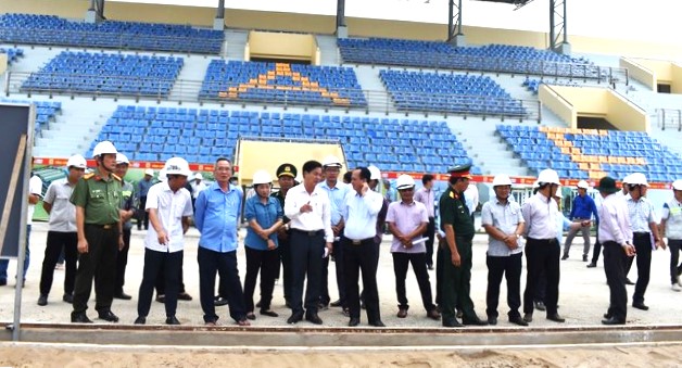 Đoàn lãnh đạo tỉnh Bạc Liêu kiểm tra dự án xây dựng sân vận động tỉnh tại phường 2, TP. Bạc Liêu.