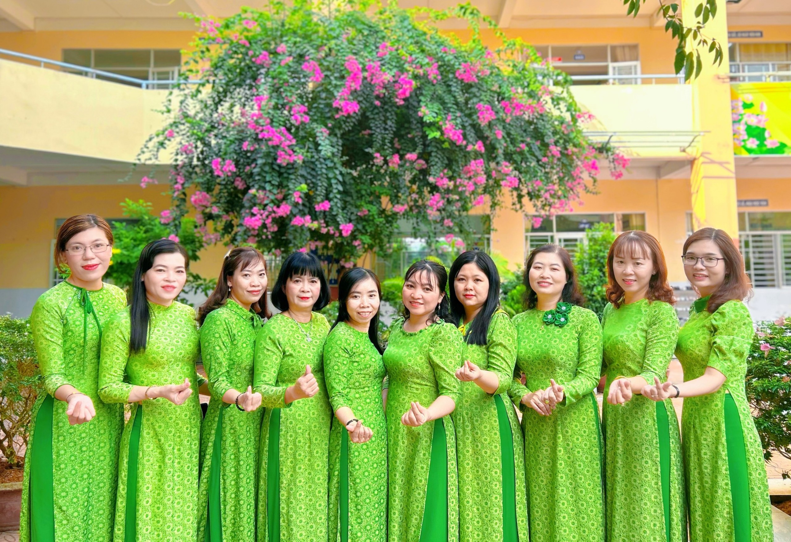Giáo viên Trường Tiểu học Võ Trường Toản, quận Ninh Kiều dịu dàng trong tà áo dài.