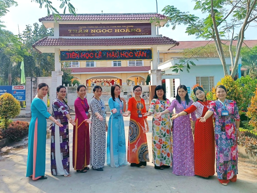 Giáo viên Trường THCS và THPT Trần Ngọc Hoằng, huyện Cờ Đỏ tham gia hưởng ứng Tuần lễ áo dài năm 2024.
