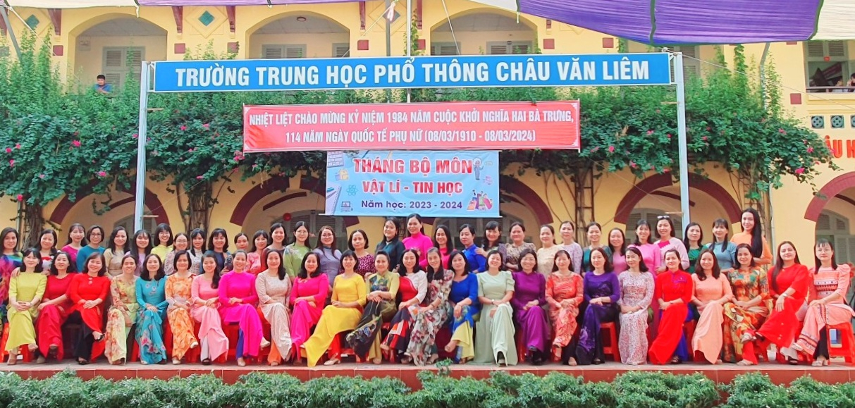 Giáo viên Trường Trung học phổ thông Châu Văn Liêm, quận Ninh Kiều trong những chiếc áo dài nhiều màu sắc.