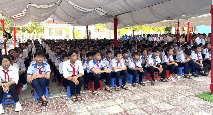 Các em học sinh trường Tiểu học Phú Thuận và trường Trung học Cơ sở Đặng Tấn Triệu tham dự lễ đón bằng công nhận đạt chuẩn quốc gia trong năm 2023.