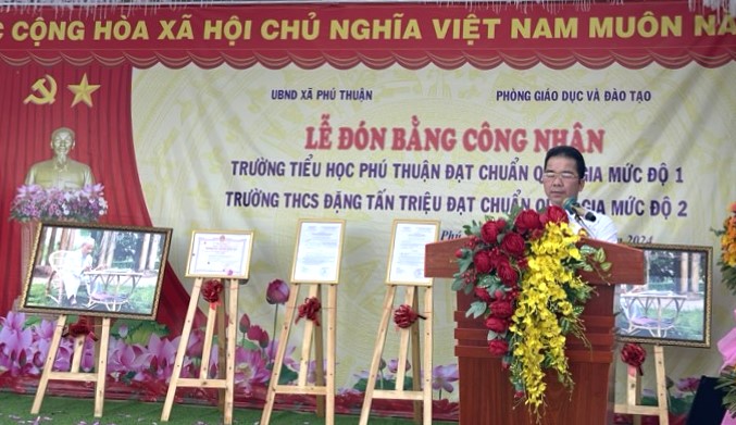 Ông Trương Hoàng Khải - Ủy viên BTVHU, Phó chủ tịch UBND huyện phát biểu tại buổi lễ đón bằng công nhận trường Tiểu học Phú Thuận đạt chuẩn quốc gia (MĐ1) và trường Trung học Cơ sở Đặng Tấn Triệu đạt chuẩn quốc gia (MĐ2) trong năm 2023.
