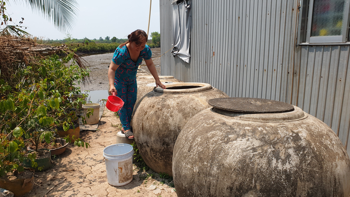 Người dân xã Biển Bạch, huyện Thới Bình chuẩn bị những cái lu khạp chứa nước mua.