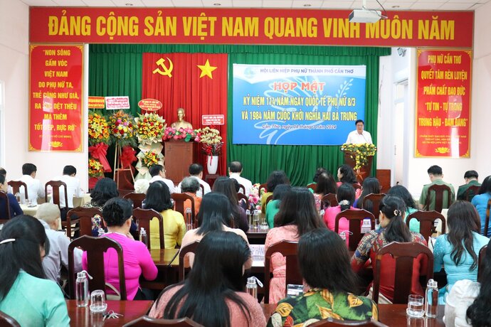 Ông Phạm Văn Hiểu- Phó Bí thư thường trực, Chủ tịch HĐND thành phố phát biểu chỉ đạo tại buổi họp mặt.