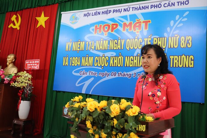 Bà Võ Kim Thoa- Ủy viên Đoàn Chủ tịch trung ương Hội LHPNVN, Thành ủy viên, Chủ tịch Hội LHPN thành phố Cần Thơ đọc diễn văn ôn lại truyền thống vẻ vang của phụ nữ Việt Nam.