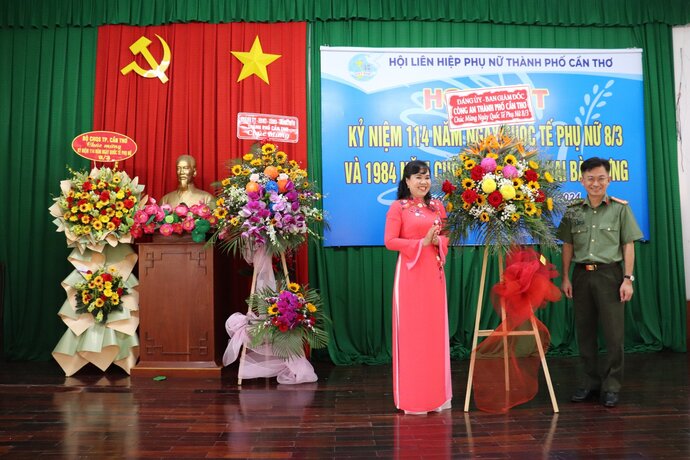 Đại tá Trần Văn Dương- Thành ủy viên, Phó Giám đốc Công an thành phố Cần Thơ tặng hoa chúc mừng Hội LHPN thành phố.