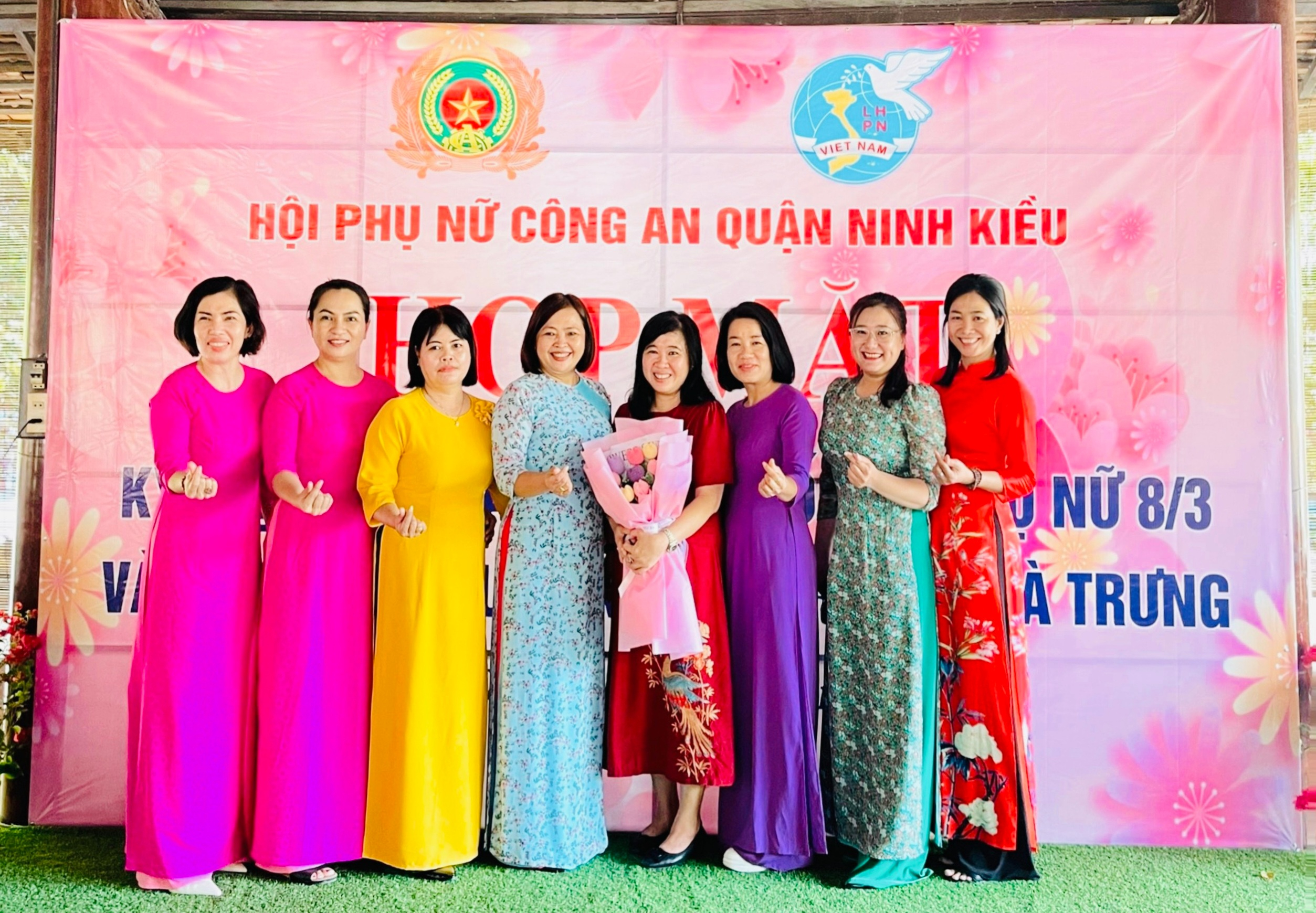 Hội Phụ nữ Công an quận Ninh Kiều hưởng ứng 'Tuần lễ áo dài' năm 2024.