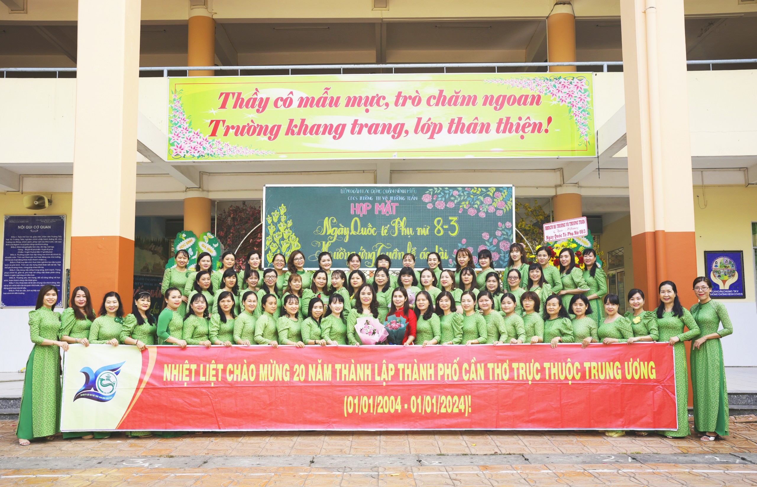 Tập thể nữ lãnh đạo, giáo viên Trường Tiểu học Võ Trường Toản, quận Ninh Kiều góp phần lan tỏa hình ảnh chiếc áo dài trong trường học.
