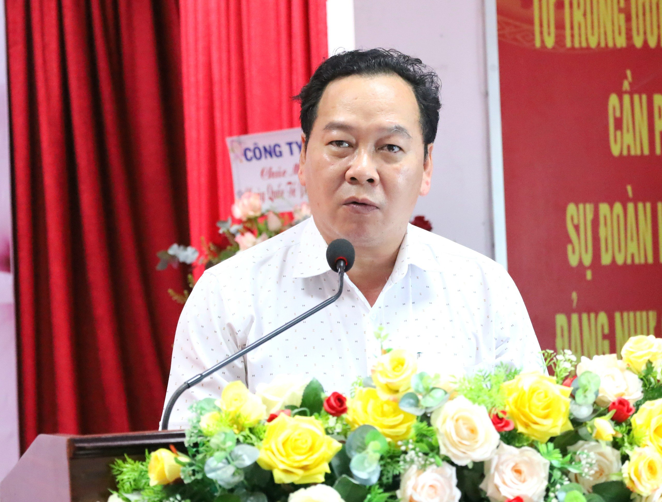 Ông Nguyễn Ngọc Ánh - UVBTV Quận ủy, Phó Chủ tịch Thường trực UBND, Trưởng Ban Vì sự tiến bộ Phụ nữ Quận Ninh Kiều phát biểu ôn lại truyền thống tại buổi họp mặt.