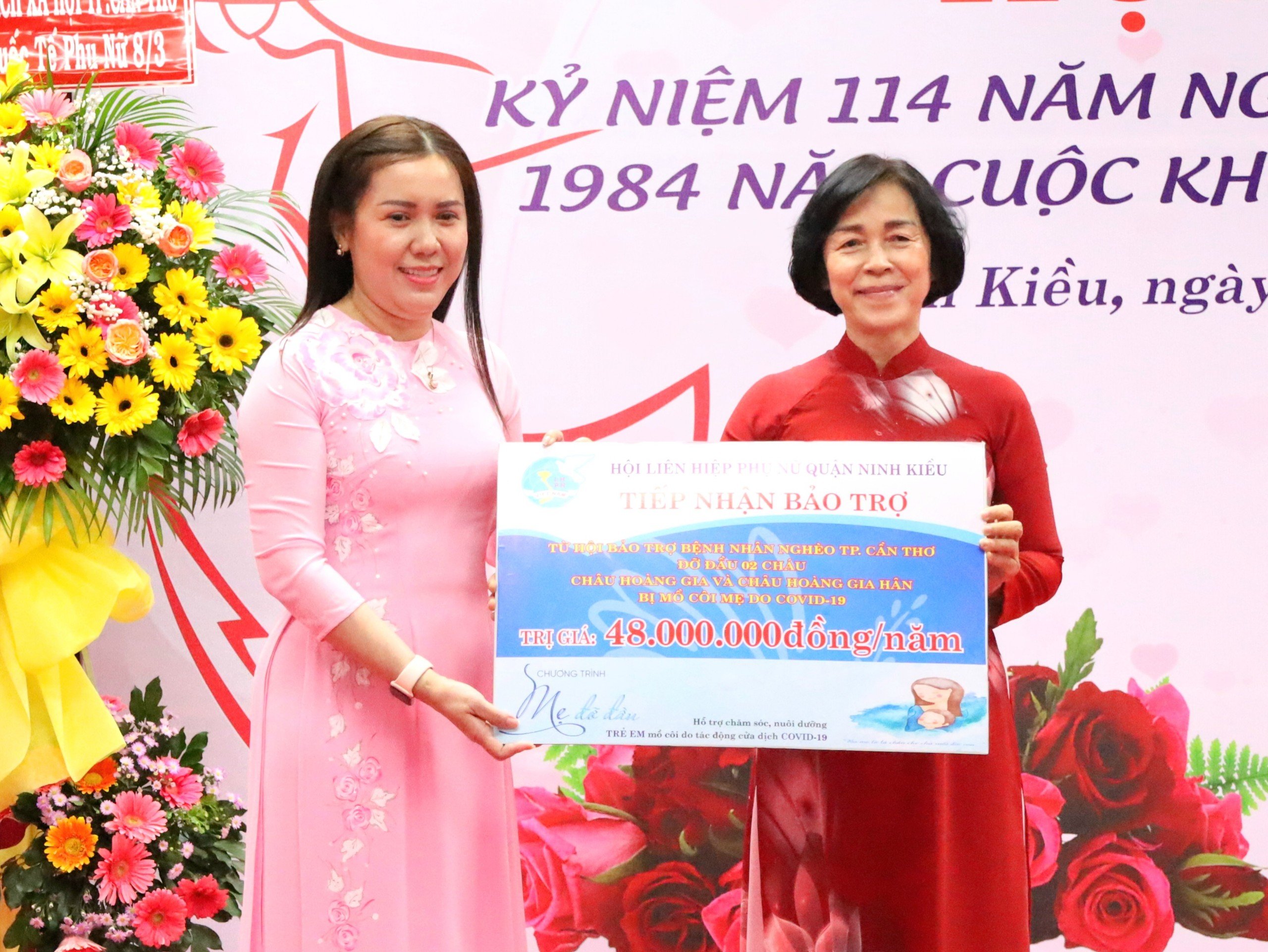 Hội LHPN quận Ninh Kiều tiếp nhận chi phí hỗ trợ 1 năm từ Hội Bảo trợ bệnh nhân nghèo TP. Cần Thơ để chăm lo cho 02 trẻ em mồ côi mẹ do COVID-19 phường Cái Khế, quận Ninh Kiều.