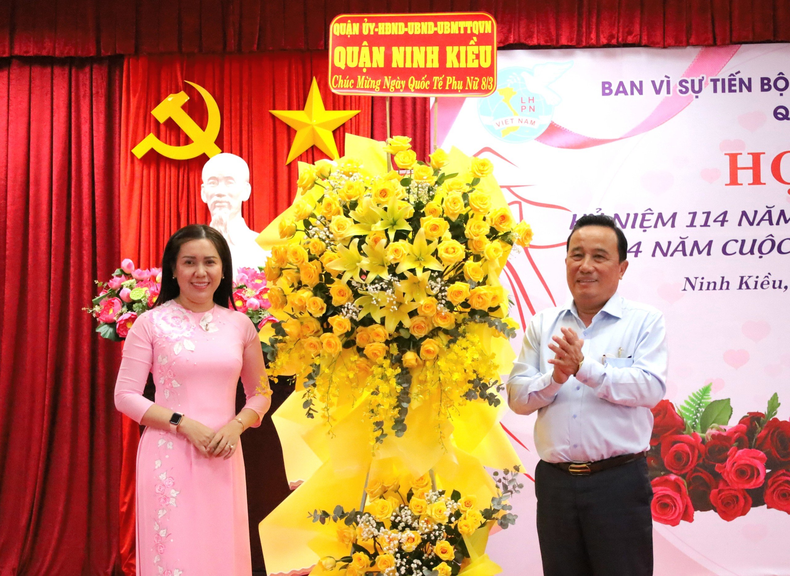 Ông Nguyễn Tiền Phong – Ủy viên BTV Thành ủy, Bí thư Quận ủy Ninh Kiều tặng hoa chúc mừng Hội LHPN quận Ninh Kiều.