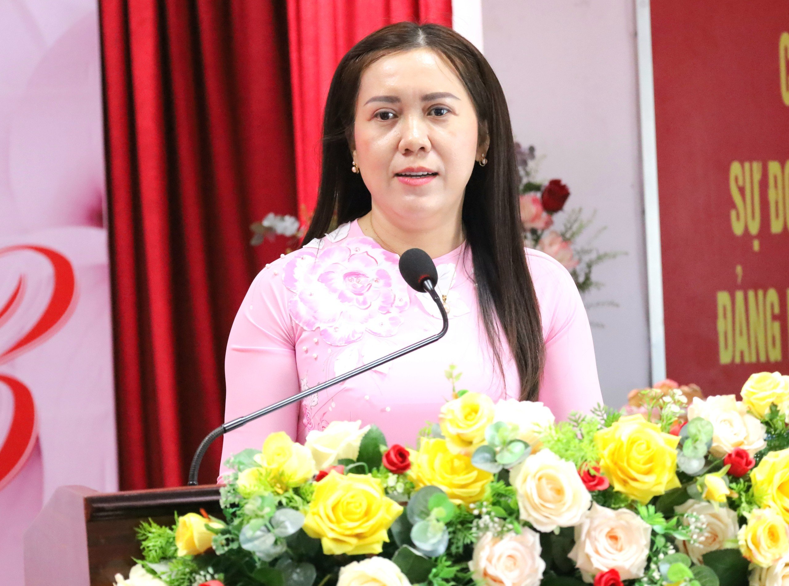 Bà Nguyễn Thị Hồng Nga - Chủ tịch Hội LHPN quận Ninh Kiều phát biểu đáp từ.