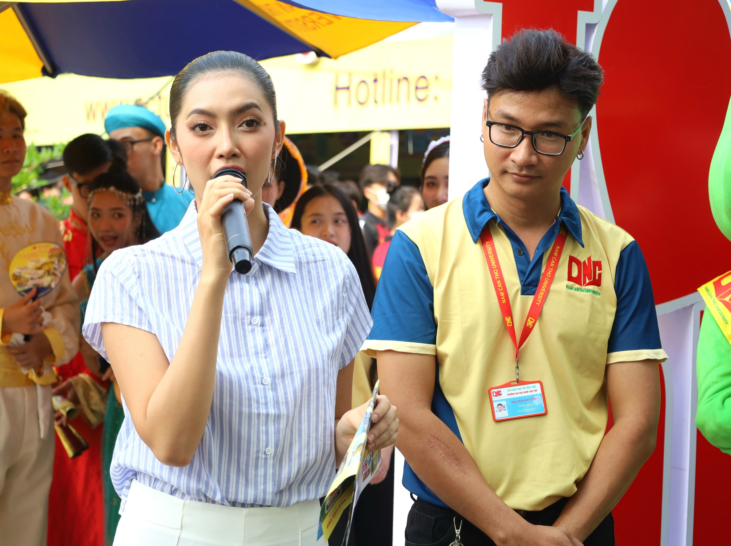 Hoa hậu Trần Thị Thu Uyên - Hoa hậu Đại dương Việt Nam 2023 giao lưu, chia sẻ kinh nghiệm học tập với các em học sinh.