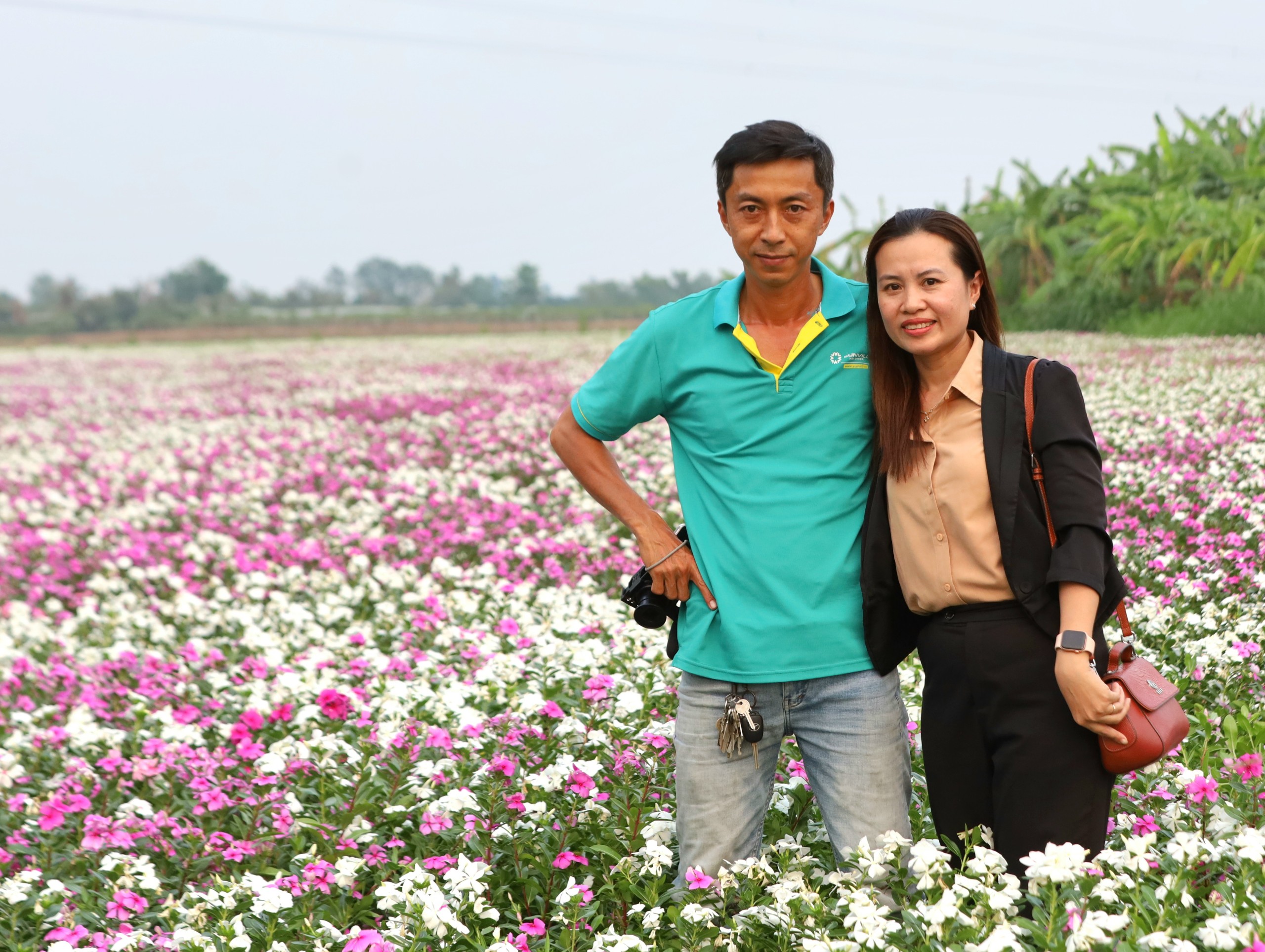 Nhiều gia đình vô tình đi ngang qua vườn hoa, trước vẻ đẹp ngất ngây cũng tranh thủ vào chụp hình.