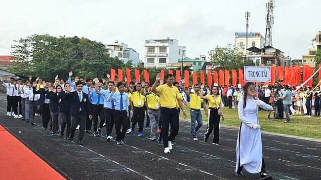 Các huyện, thành phố và tổ trọng tài diễu hành tại sân vận động Trung tâm Huấn luyện và Thi đấu thể thao tỉnh Cà Mau.