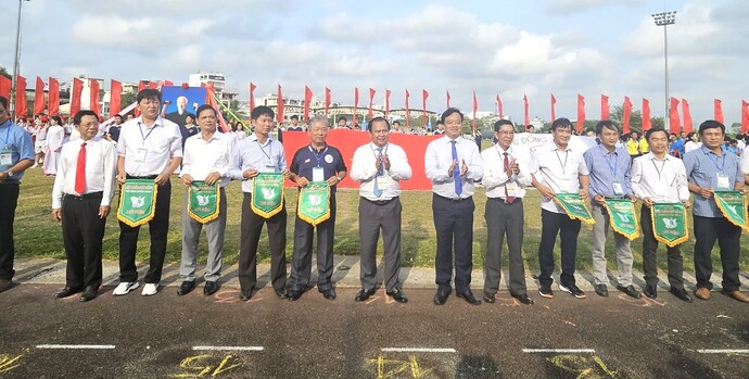 Các đại biểu trao cờ lưu niệm cho các đội tham gia Hội khỏe Phù Đổng lần thứ XIII năm 2024.