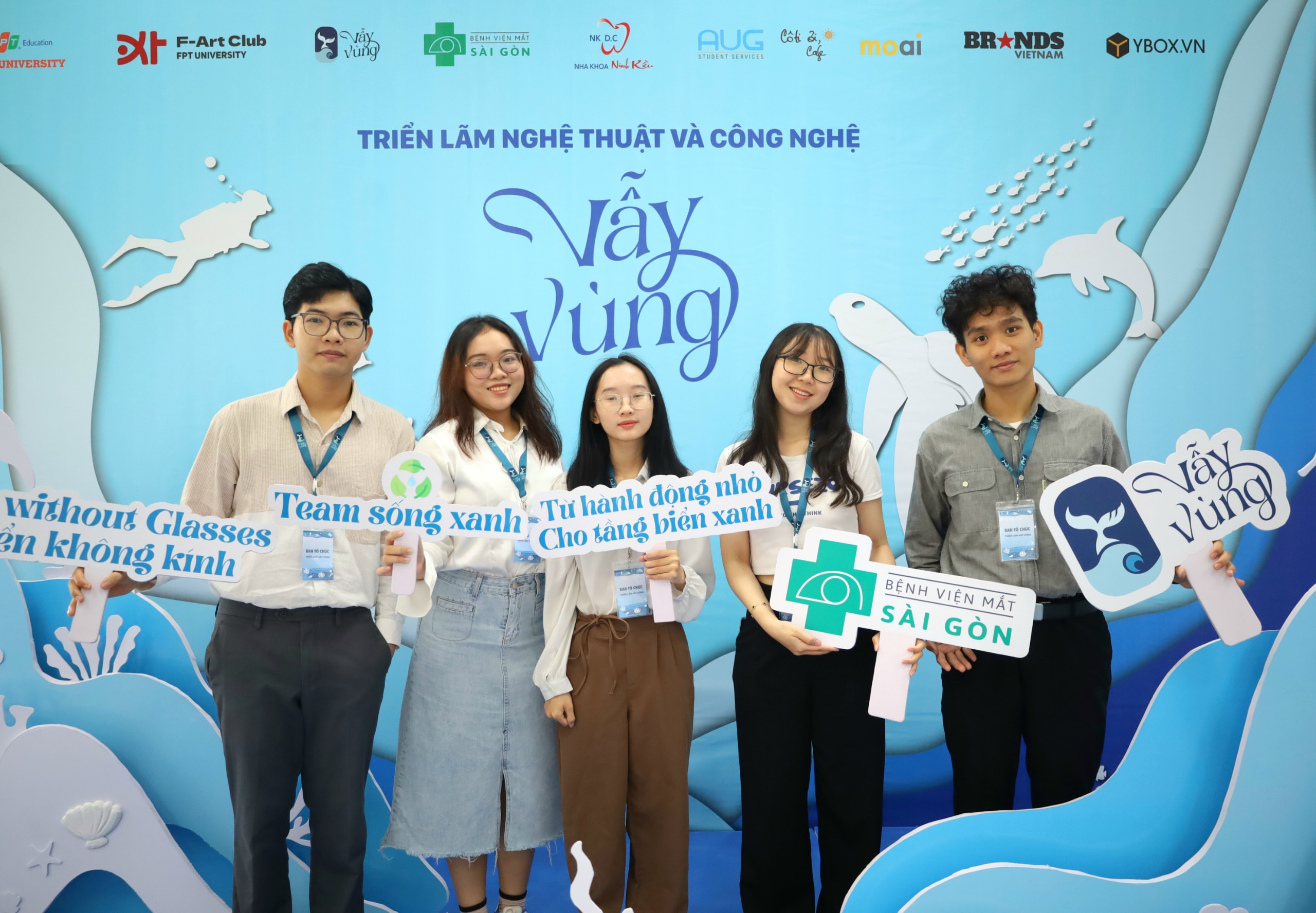 Nhóm sinh viên chuyên ngành Truyền thông - Trường Đại học FPT Cần Thơ thực hiện Triển lãm nghệ thuật và công nghệ với chủ đề “Vẫy Vùng”.