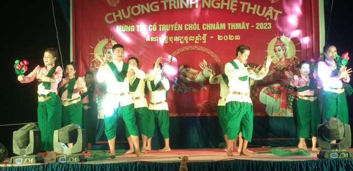 Đoàn nghệ thuật Khmer tỉnh Cà Mau phối hợp với Trung tâm Văn hóa - Truyền thông -Thể thao huyện Đầm Dơi tổ chức chương trình nghệ thuật mừng Tết cổ truyền Chôl Chnăm Thmây 2023 tại ấp Hiệp Hòa Tây, xã Ngọc Chánh.