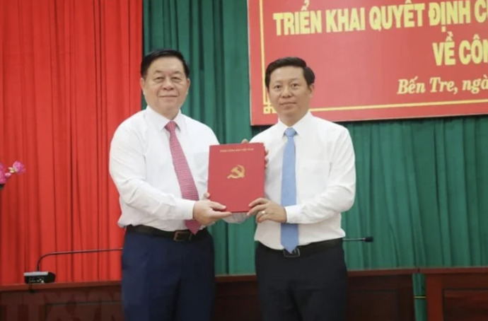 Trưởng Ban Tuyên giáo Trung ương Nguyễn Trọng Nghĩa (trái) trao quyết định cho đồng chí Trần Thanh Lâm. Ảnh: TTXVN