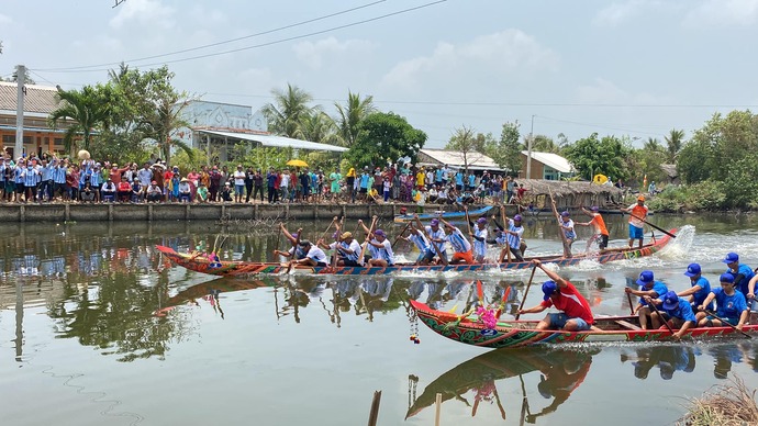 Đua ghe ngo là lễ hội văn hóa truyền thống của đồng bào Khmer. Nhưng đặc biệt hơn, năm 2023 là năm đầu tiên Chùa Rạch Giồng tổ chức giải đua ghe ngo mini trong dịp đón Tết cổ truyền Chôl Chnăm Thmây.