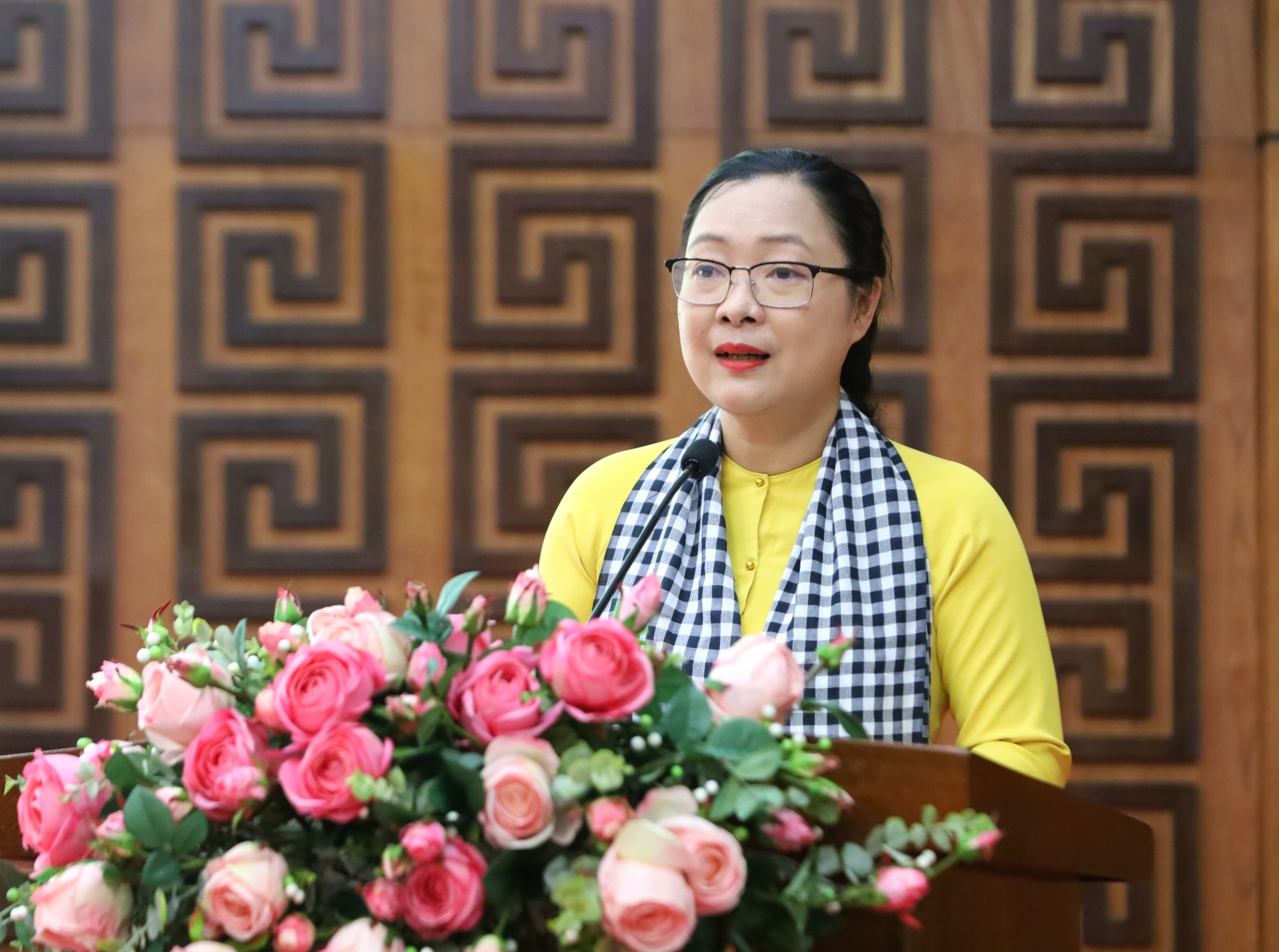 Bà Nguyễn Thị Quyên Thanh – Phó Chủ tịch UBND tỉnh Vĩnh Long phát biểu tại buổi làm việc.