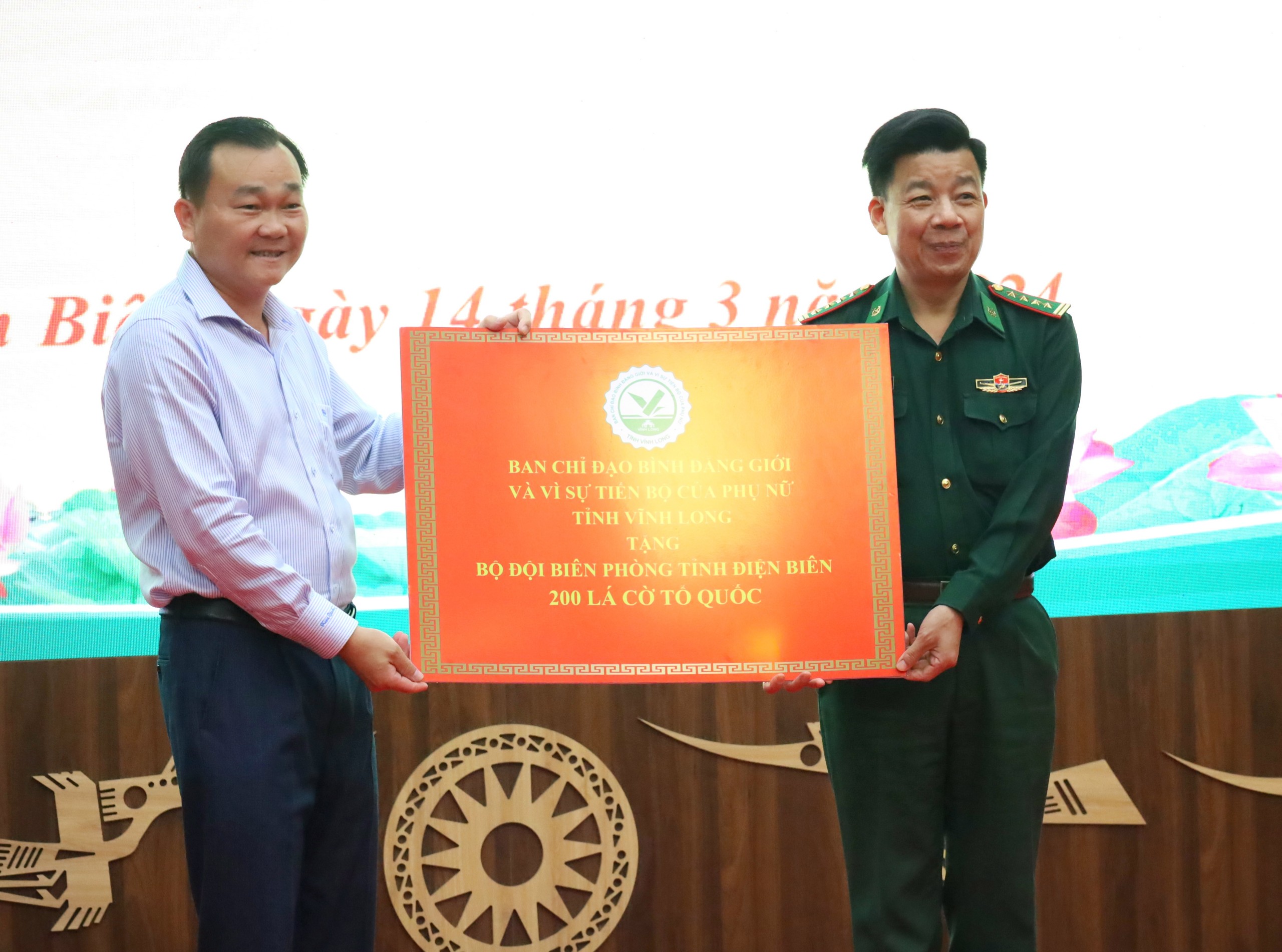 Ban Chỉ đạo Bình đẳng giới và vì sự tiến bộ của phụ nữ tỉnh Vĩnh Long trao tặng 200 lá Cờ Tổ quốc cho Bộ đội Biên phòng tỉnh Điện Biên.