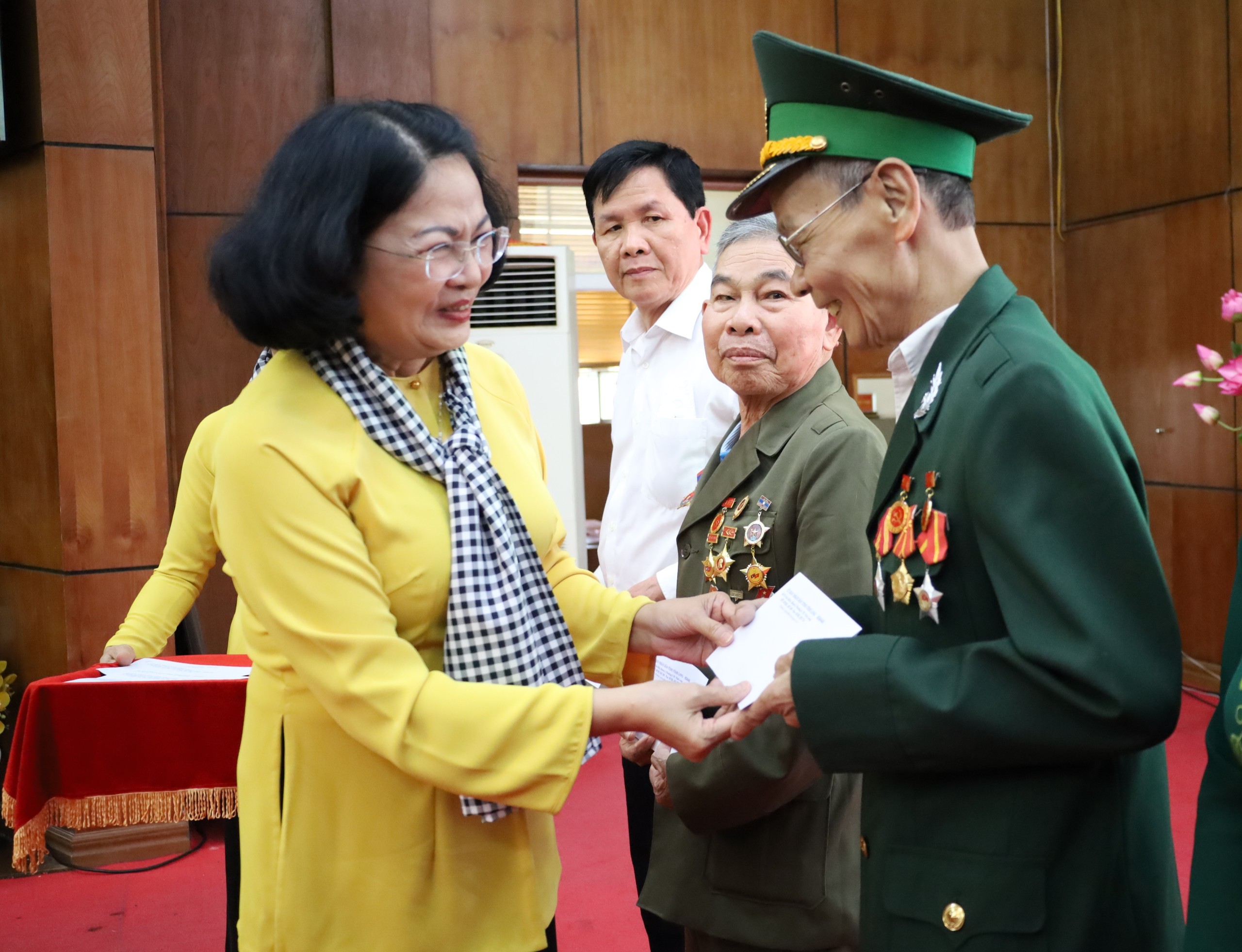 Bà Đặng Thị Ngọc Thịnh – Nguyên Phó Chủ tịch nước Cộng hòa XHCN Việt Nam trao tặng quà cho các gia đình có công với Cách mạng.