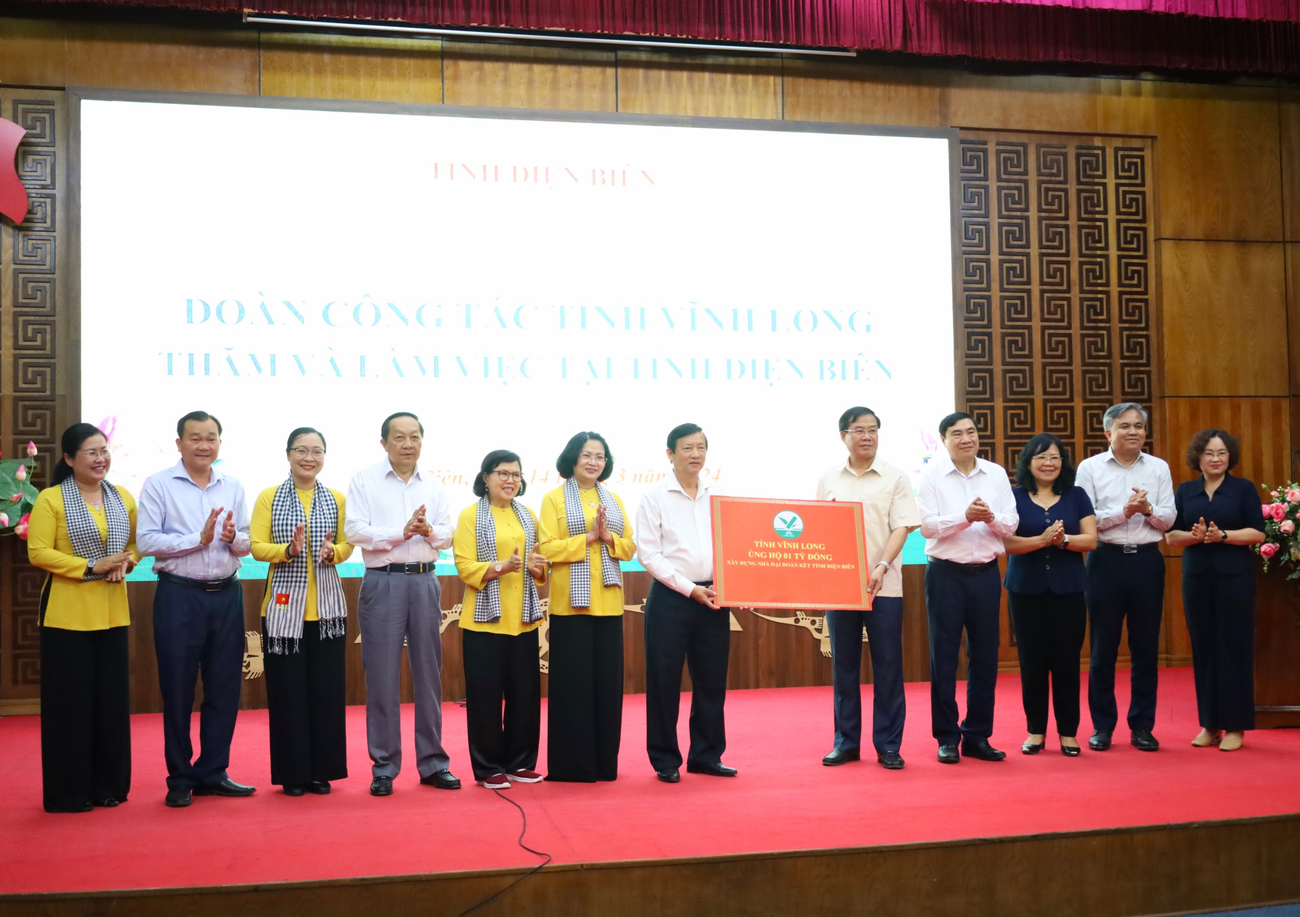 Đoàn công tác tỉnh Vĩnh Long trao tặng tỉnh Điện Biên 1 tỷ đồng xây dựng nhà Đại đoàn kết.