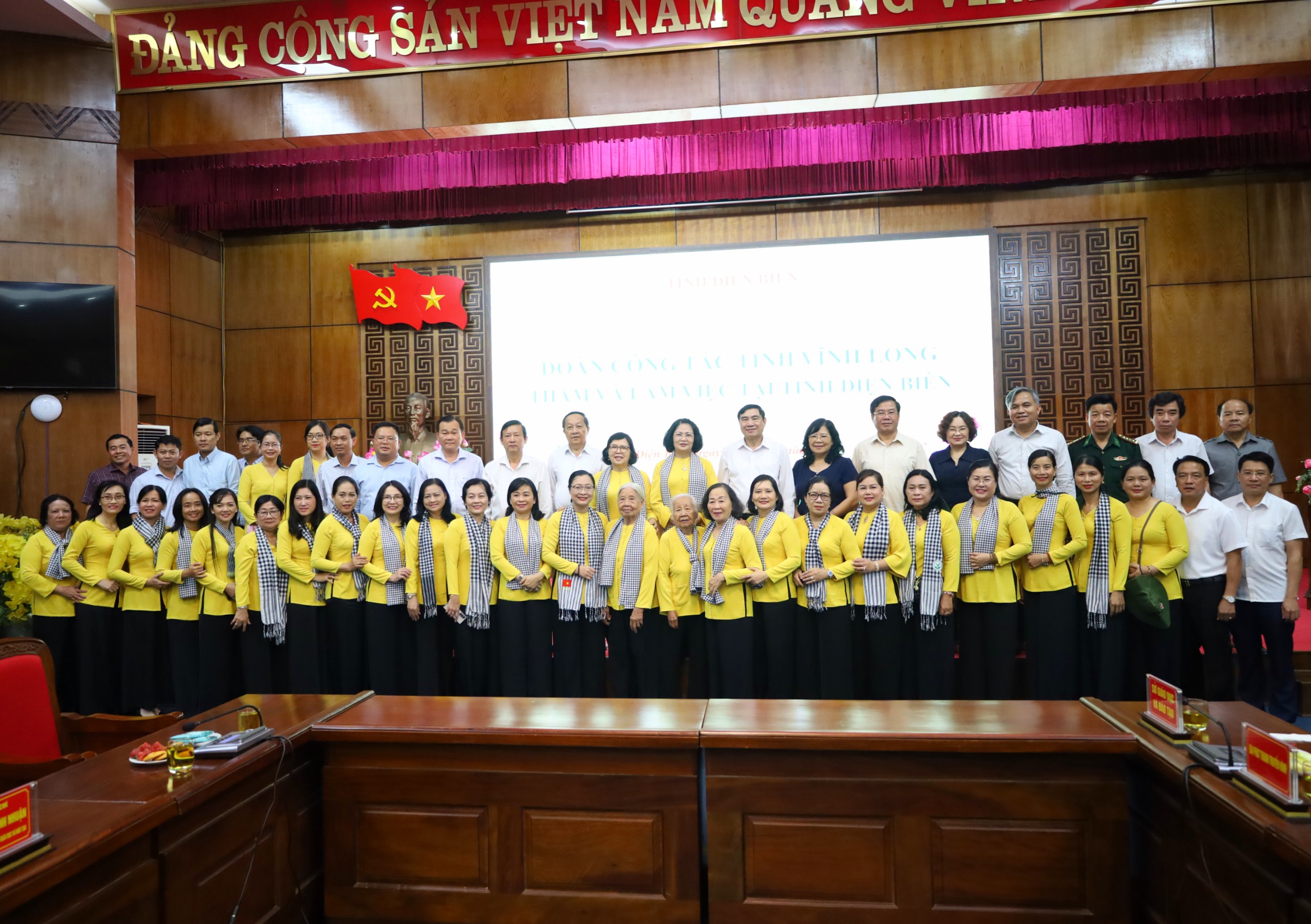 Các đại biểu tỉnh Vĩnh Long và tỉnh Điện Biên chụp hình lưu niệm tại buổi làm việc.