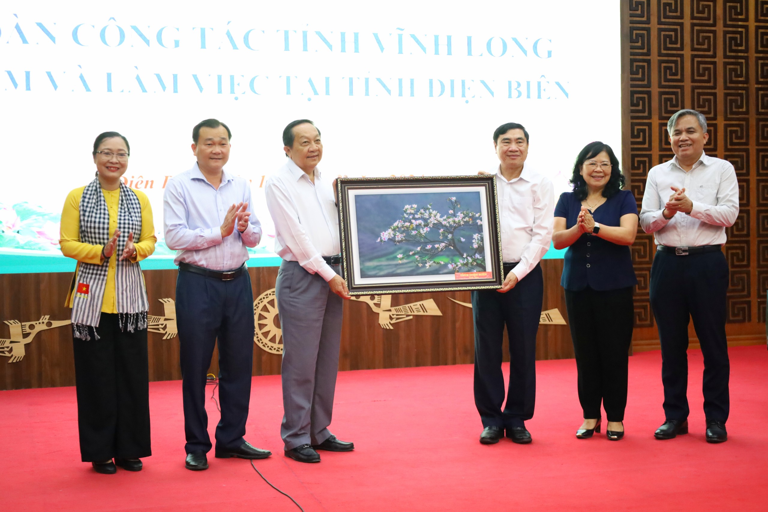 Ông Trần Quốc Cường - Ủy viên BCH Trung ương Đảng, Bí thư Tỉnh ủy Điện Biên tặng quà cho lãnh đạo tỉnh Vĩnh Long.