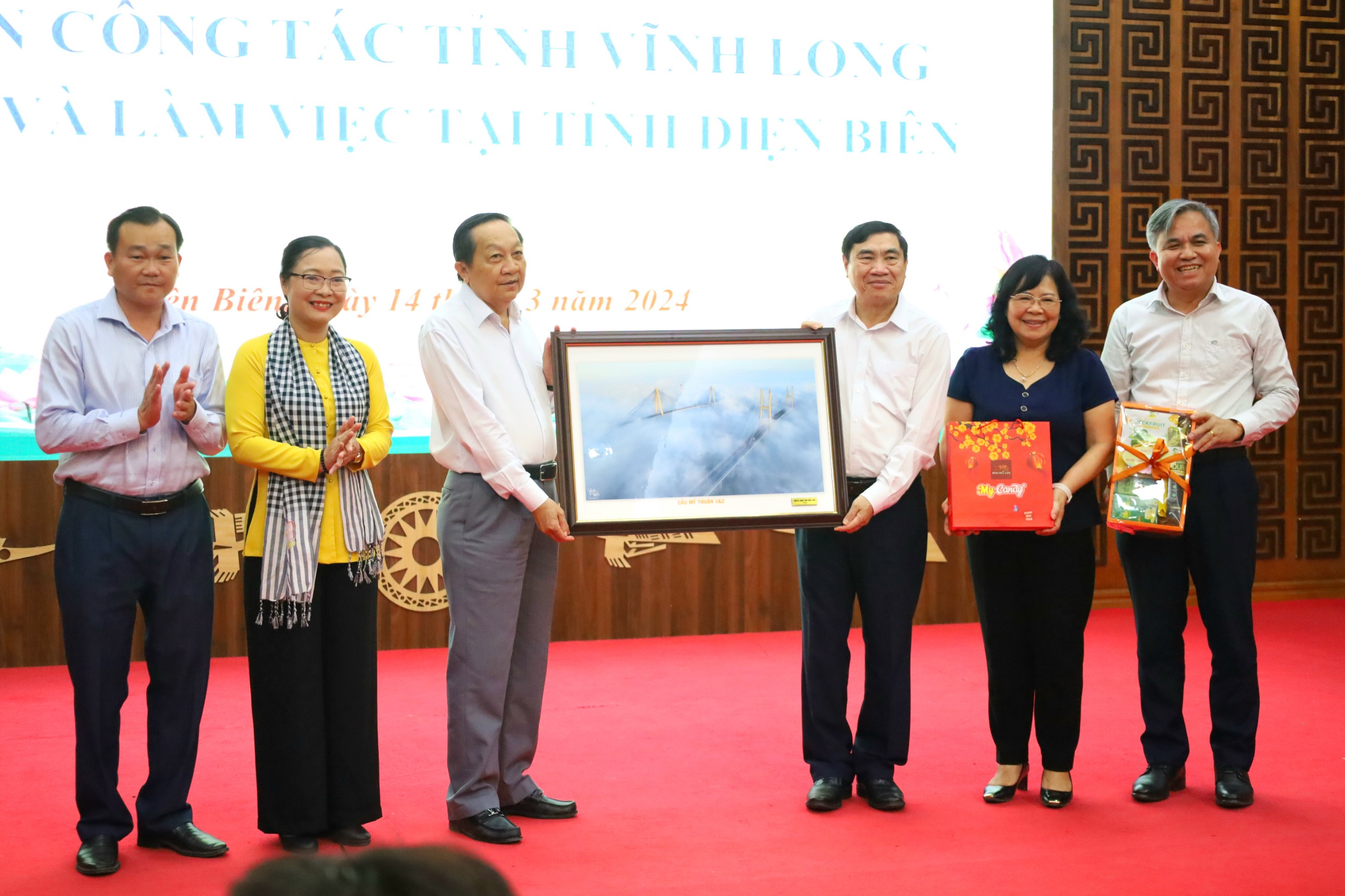 Ông Nguyễn Thành Thế - Phó Bí thư thường trực Tỉnh ủy Vĩnh Long tặng quà cho lãnh đạo tỉnh Điện Biên.
