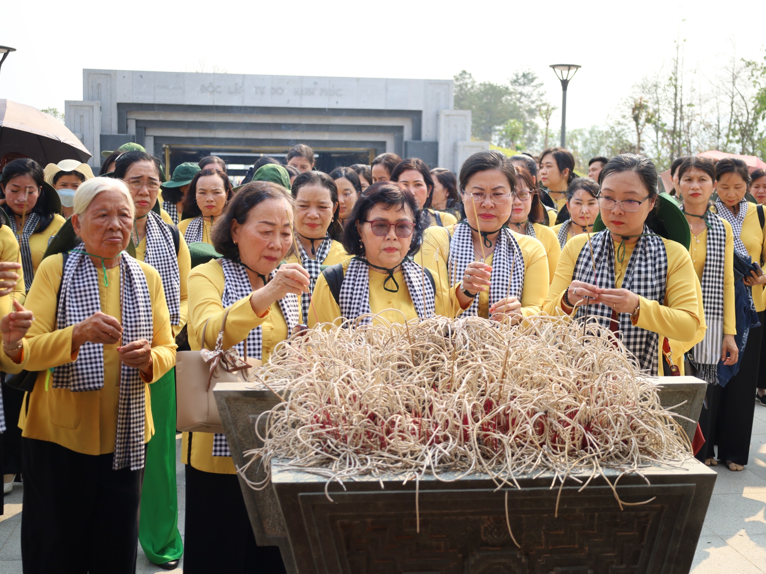Các đại biểu dâng hương tại Đền thờ Liệt sĩ chiến trường Điện Biên Phủ.