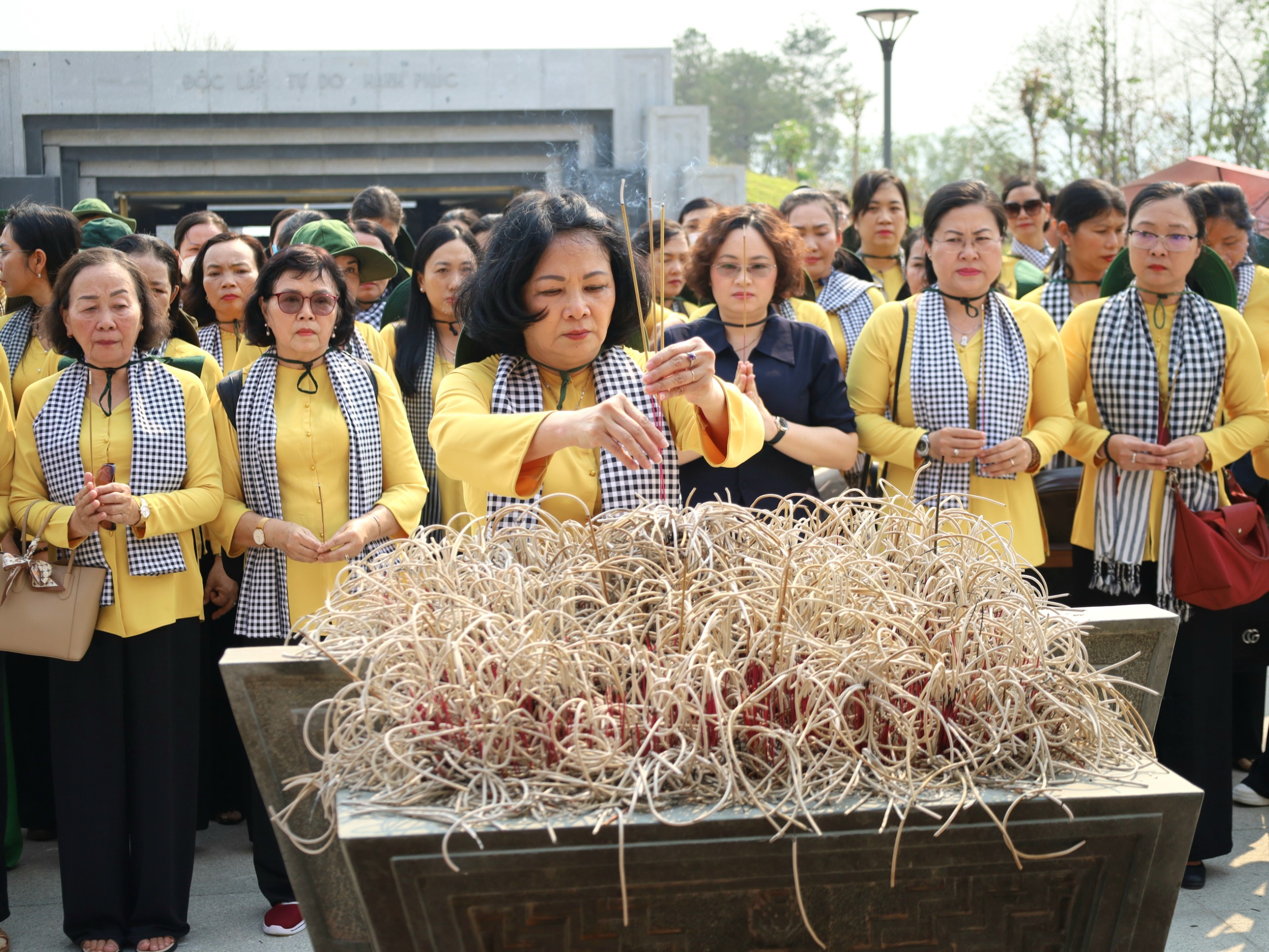 Bà Đặng Thị Ngọc Thịnh – Nguyên Phó Chủ tịch nước Cộng hòa XHCN Việt Nam dâng hương tại Đền thờ Liệt sĩ chiến trường Điện Biên Phủ.