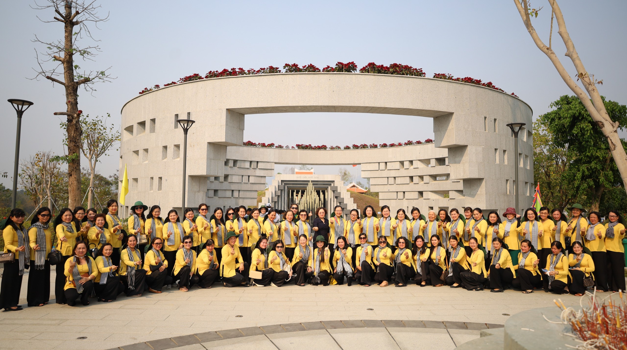 Các đại biểu chụp hình lưu niệm tại Đền thờ Liệt sĩ chiến trường Điện Biên Phủ.
