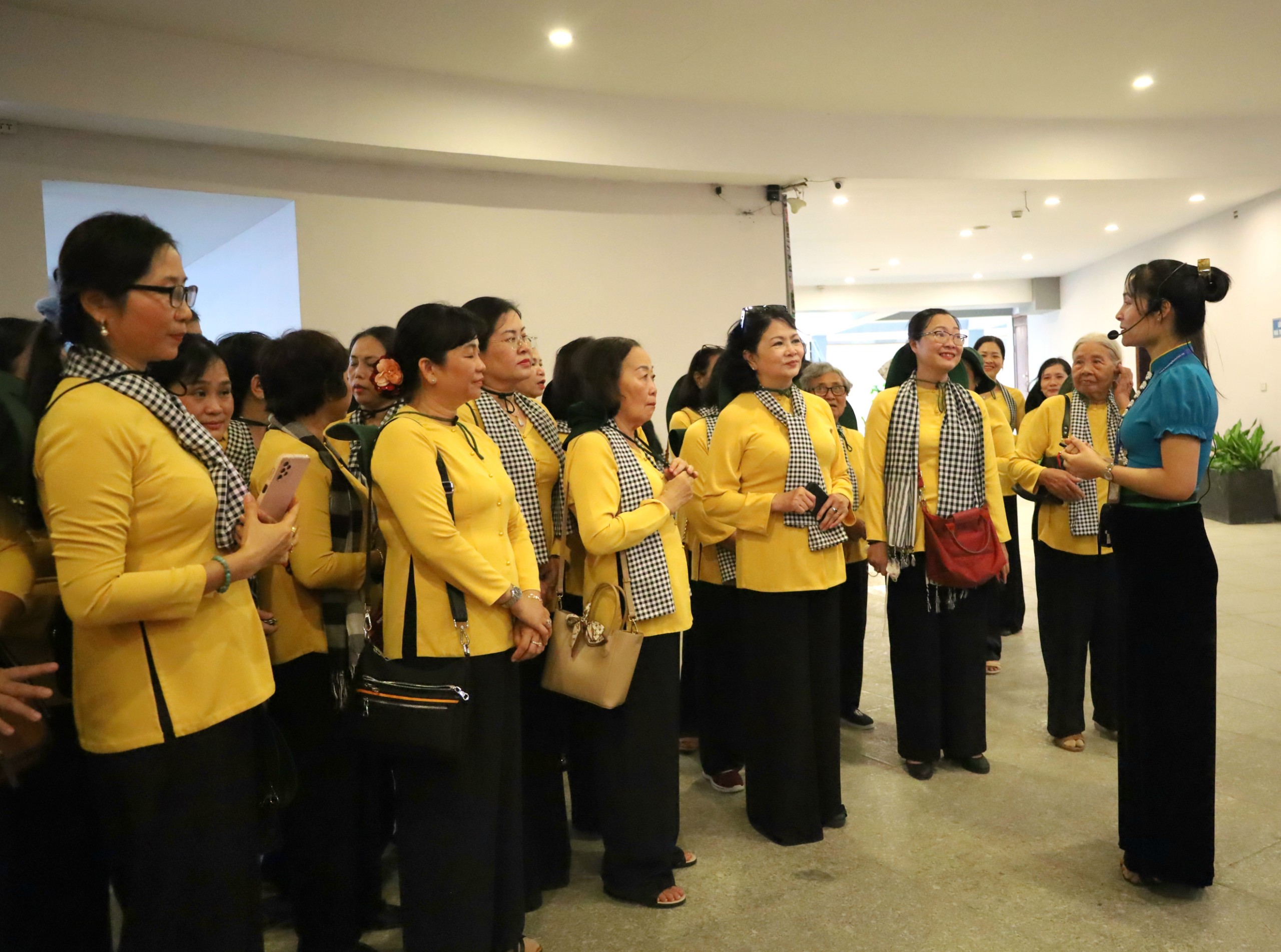 Các đại biểu tham quan Bào tàng chiến thắng lịch sử Điện Biên Phủ.