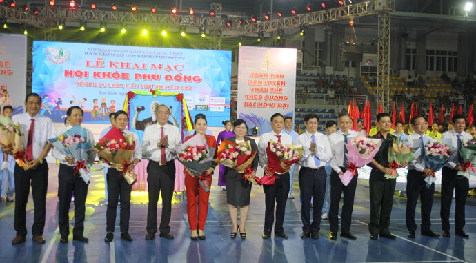Ông Phan Như Nguyện - Ủy viên dự khuyết BCH TW Đảng, Phó Chủ tịch Thường trực HĐND tỉnh Bạc Liêu, tặng hoa cho nhà tài trợ.