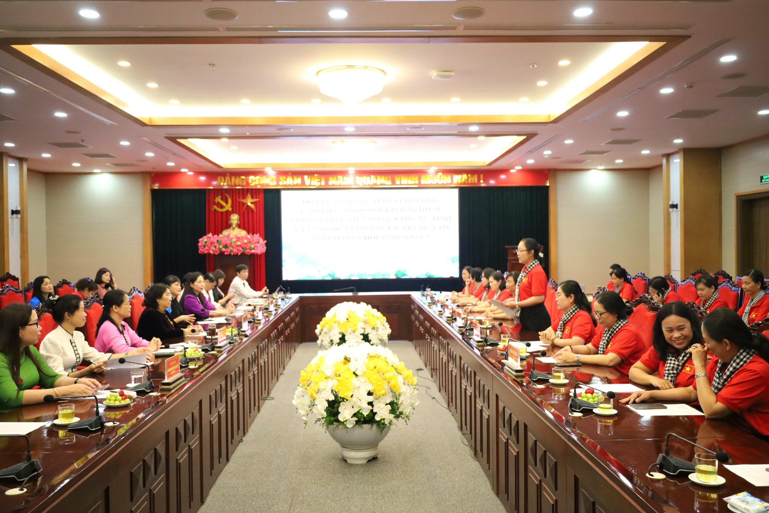 Ban Chỉ đạo bình đẳng giới và vì sự tiến bộ của phụ nữ tỉnh Vĩnh Long làm việc, trao đổi kinh nghiệm với Ban vì sự tiến bộ của phụ nữ tỉnh Sơn La.