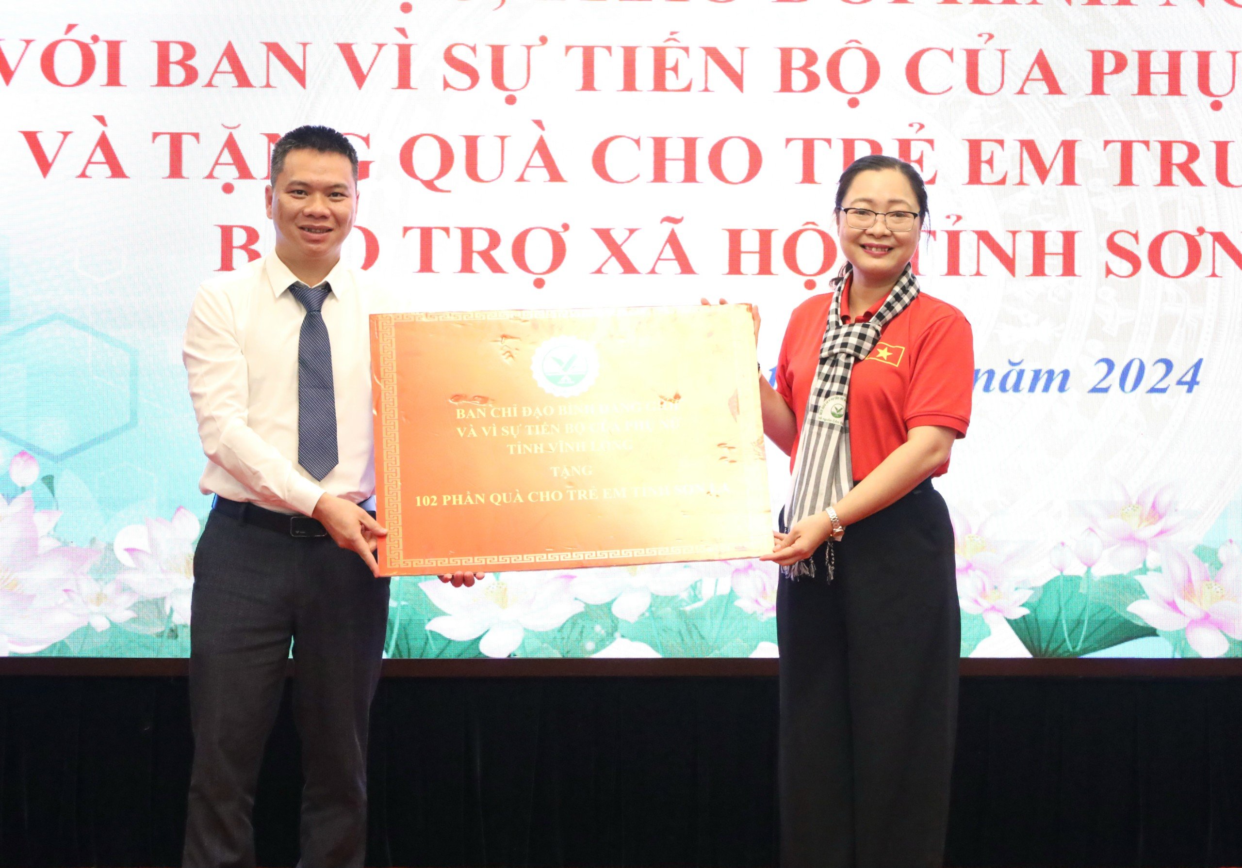 Bà Nguyễn Thị Quyên Thanh - Phó Chủ tịch UBND tỉnh, Trưởng ban Chỉ đạo bình đẳng giới và vì sự tiến bộ của phụ nữ tỉnh Vĩnh Long trao tặng quà cho trẻ em Trung tâm Bảo trợ xã hội tỉnh Sơn La.