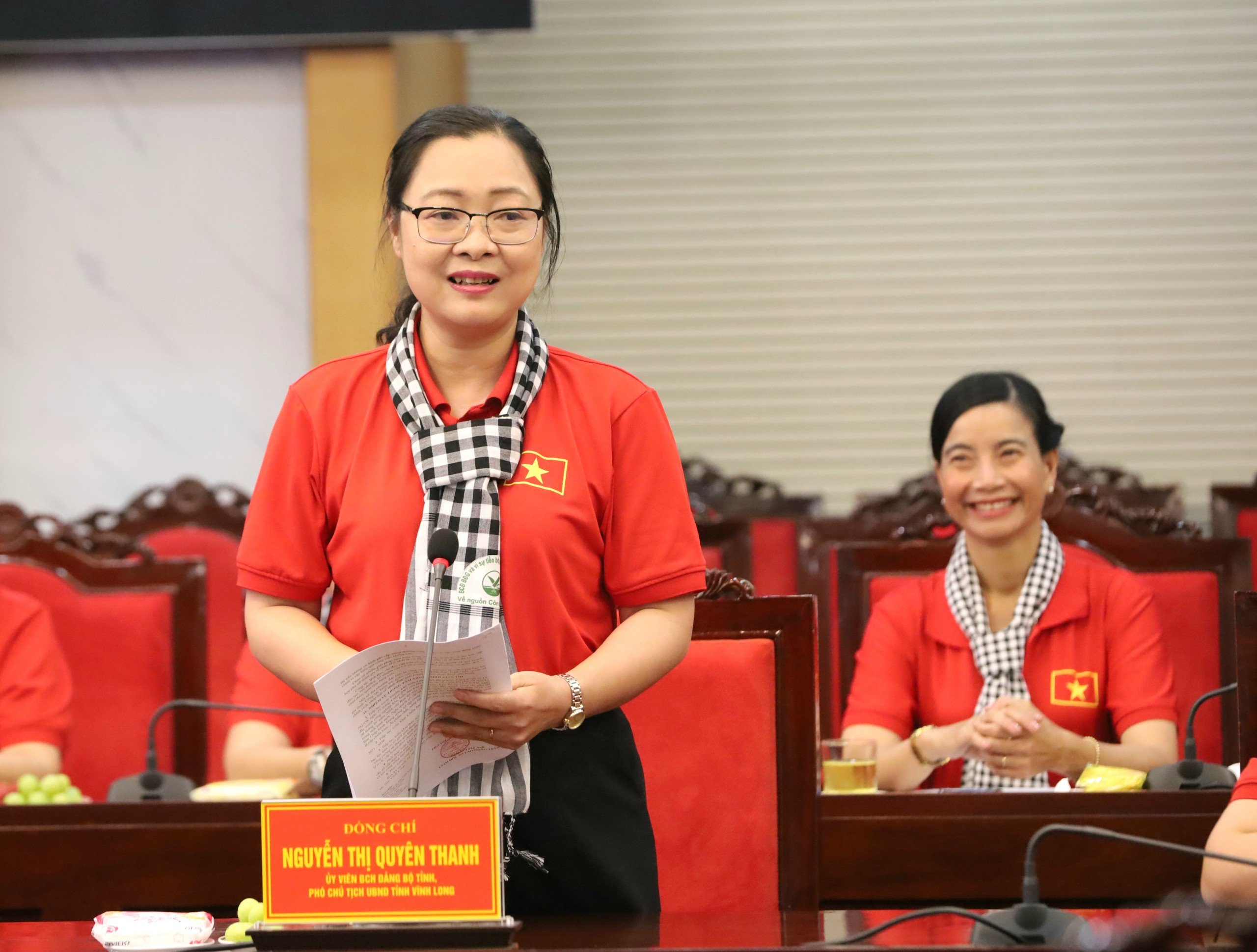 Bà Nguyễn Thị Quyên Thanh - Phó Chủ tịch UBND tỉnh, Trưởng ban Chỉ đạo bình đẳng giới và vì sự tiến bộ của phụ nữ tỉnh Vĩnh Long trao đổi tại buổi làm việc.