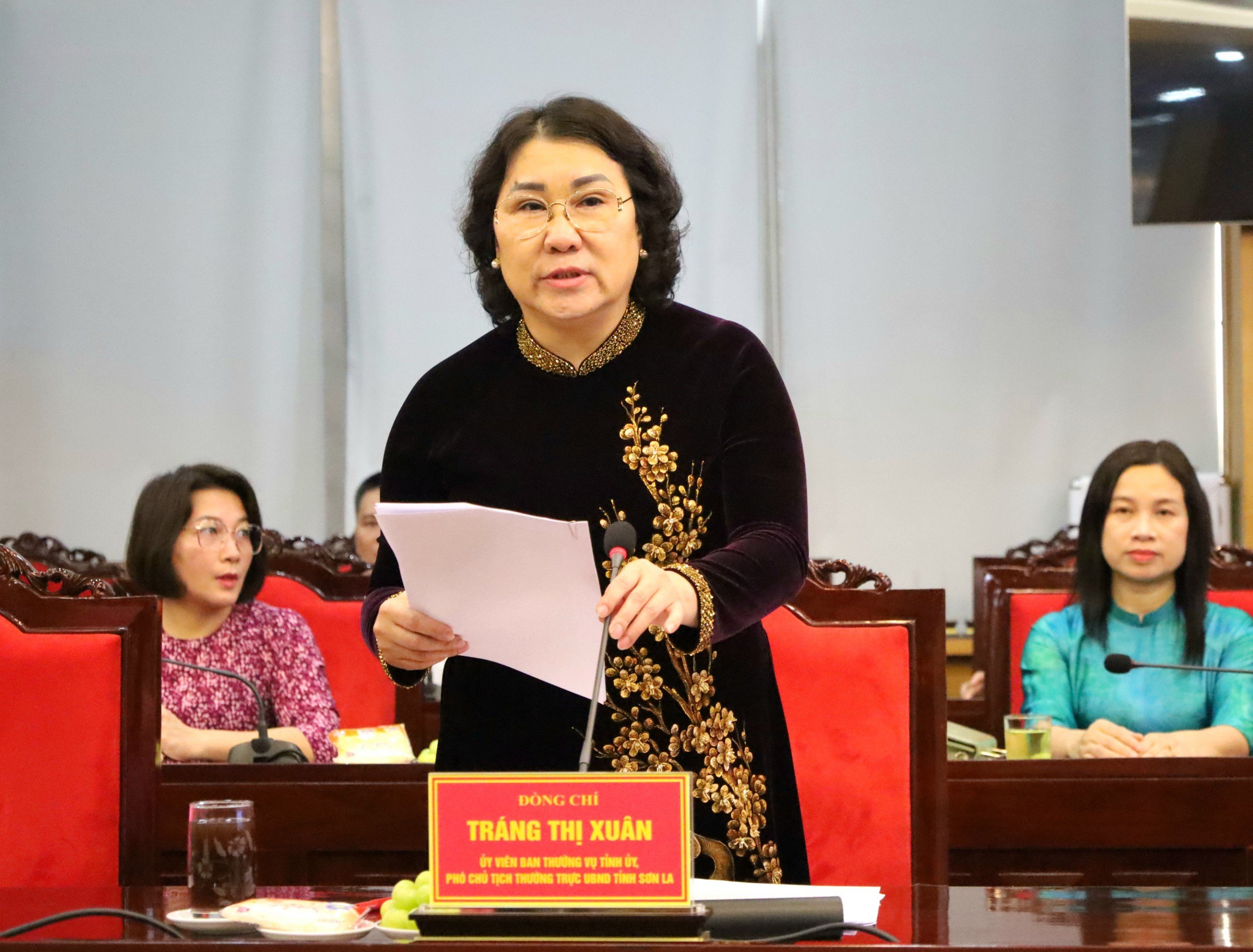 Bà Tráng Thị Xuân - Ủy viên BTV Tỉnh ủy, Phó Chủ tịch thường trực UBND tỉnh, Trưởng Ban vì sự tiến bộ của phụ nữ tỉnh Sơn La trao đổi tại buổi làm việc.