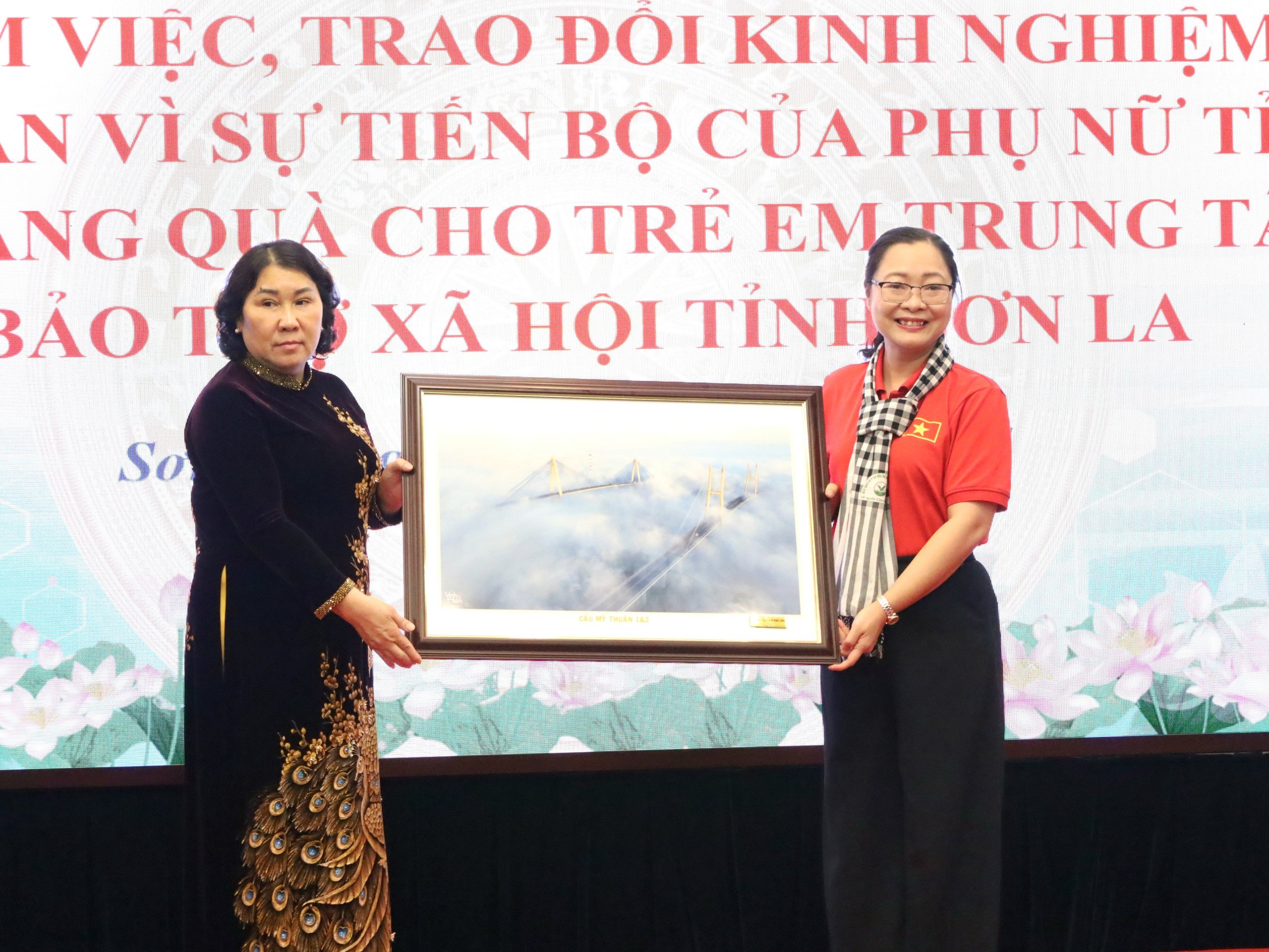Bà Nguyễn Thị Quyên Thanh - Phó Chủ tịch UBND tỉnh, Trưởng ban Chỉ đạo bình đẳng giới và vì sự tiến bộ của phụ nữ tỉnh Vĩnh Long tặng quà cho Ban vì sự tiến bộ của phụ nữ tỉnh Sơn La.
