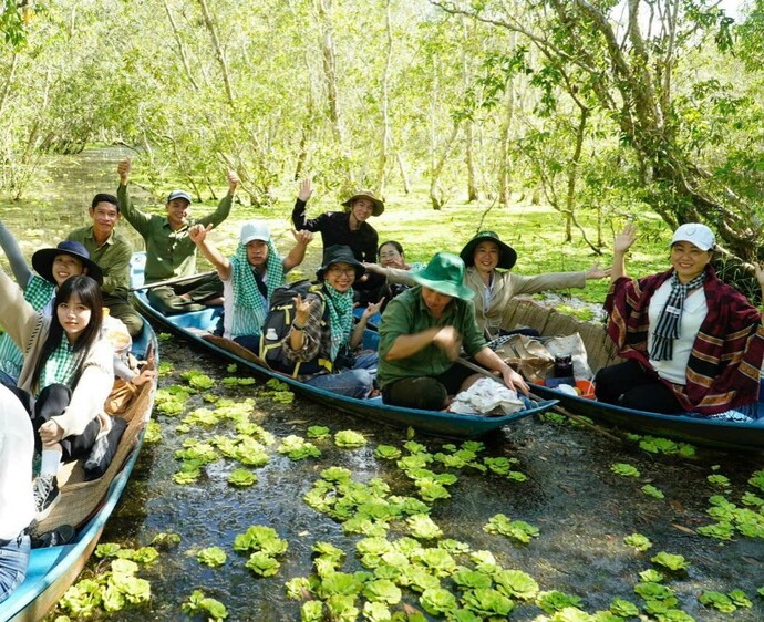 Đoàn khách du lịch ở Cần Thơ trải nghiệm bơi xuồng ba lá xuyên rừng tại Vườn quốc gia U Minh hạ.