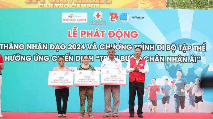 Ông Nguyễn Thực Hiện - Phó Chủ tịch UBND thành phố Cần Thơ trao bảng tượng trưng đối với các hộ có hoàn cảnh khó khăn