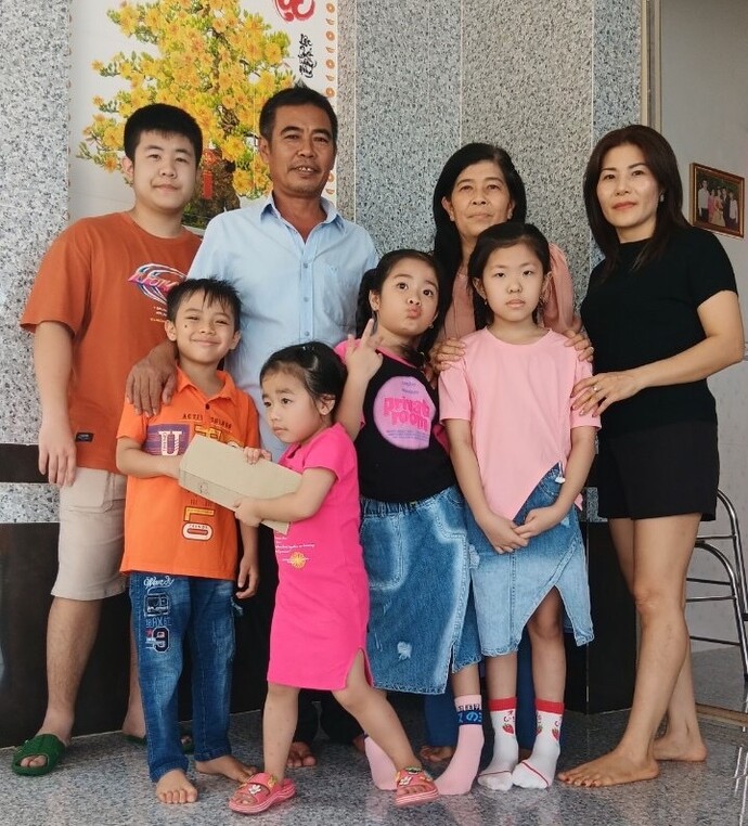 Gia đình 3 thế hệ hạnh phúc của anh Quí chị Hương