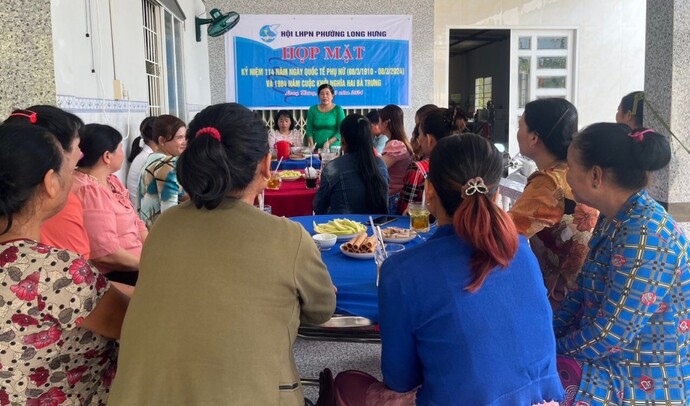 Một buổi sinh hoạt của Chi hội phụ nữ KV Phú Luông, phường Long Hưng tại nhà chị Hương.