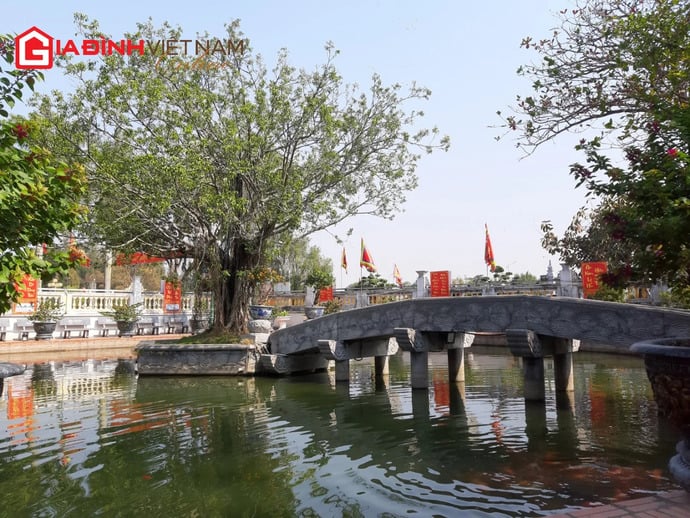 Hồ Thái Ất trong khuôn viên đền Trạng Trình Nguyễn Bình Khiêm.
