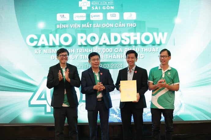 Ban lãnh đạo Tập đoàn Y khoa Sài Gòn trao tặng bảng vinh danh đến Ban giám đốc Bệnh viện Mắt Sài Gòn Cần Thơ.