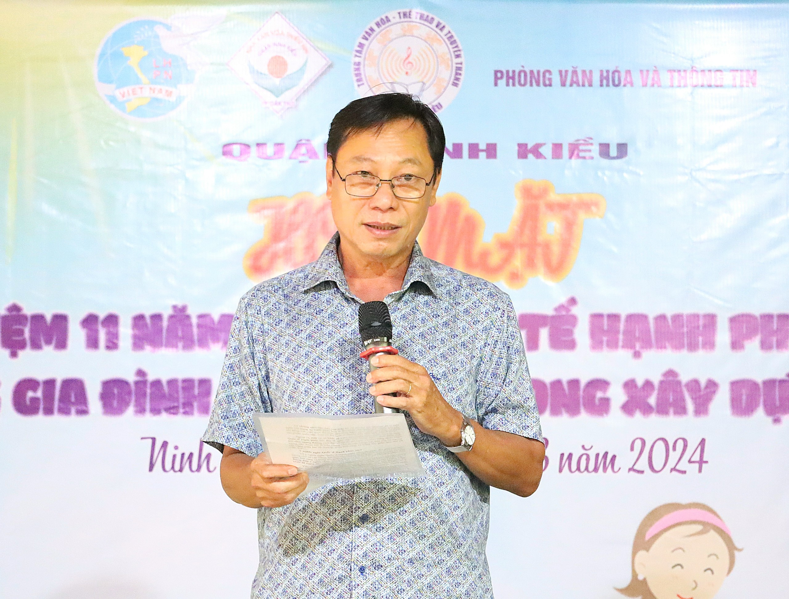 Ông Trần Quốc Thành - Trưởng Phòng Văn hóa và Thông tin quận Ninh Kiều phát biểu ôn lại ý nghĩa Ngày Quốc tế Hạnh phúc 20/3.