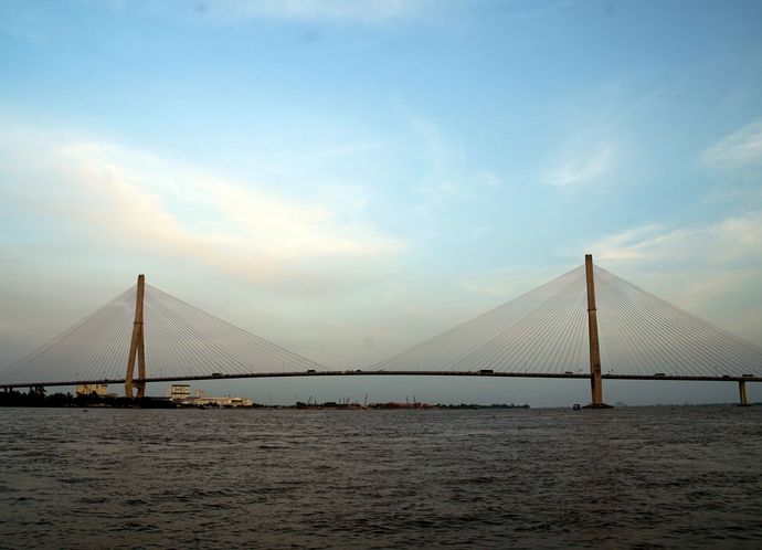 Cầu Cần Thơ - cầu dây văng lớn nhất Đông Nam Á nối hai bờ sông Hậu là niềm tự hào của những người dân vùng đất Tây Đô. Khoảng 17 giờ hàng ngày tại khu vực cầu Cần Thơ là thời điểm thích hợp để mọi người ngắm nhìn hoàng hôn.